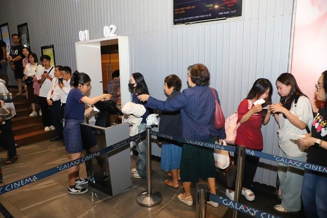 Khán giả hào hứng tham dự chương trình chiếu Phim "Mưa Đỏ" tại Liên hoan Phim Việt Nam lần thứ XXIV - Ảnh 3.