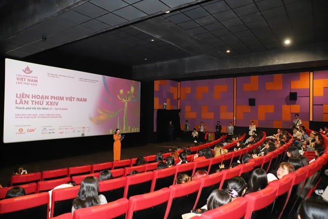Khán giả hào hứng tham dự chương trình chiếu Phim "Mưa Đỏ" tại Liên hoan Phim Việt Nam lần thứ XXIV - Ảnh 4.
