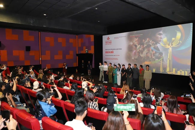 Khán giả hào hứng tham dự chương trình chiếu Phim "Mưa Đỏ" tại Liên hoan Phim Việt Nam lần thứ XXIV - Ảnh 6.