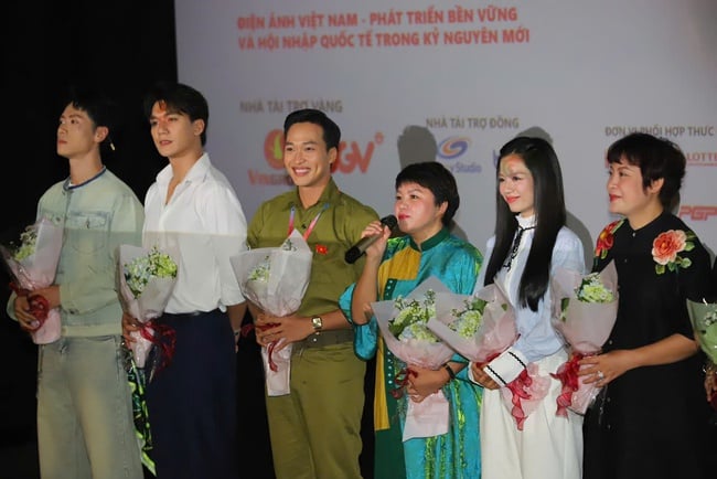 Khán giả hào hứng tham dự chương trình chiếu Phim "Mưa Đỏ" tại Liên hoan Phim Việt Nam lần thứ XXIV - Ảnh 7.