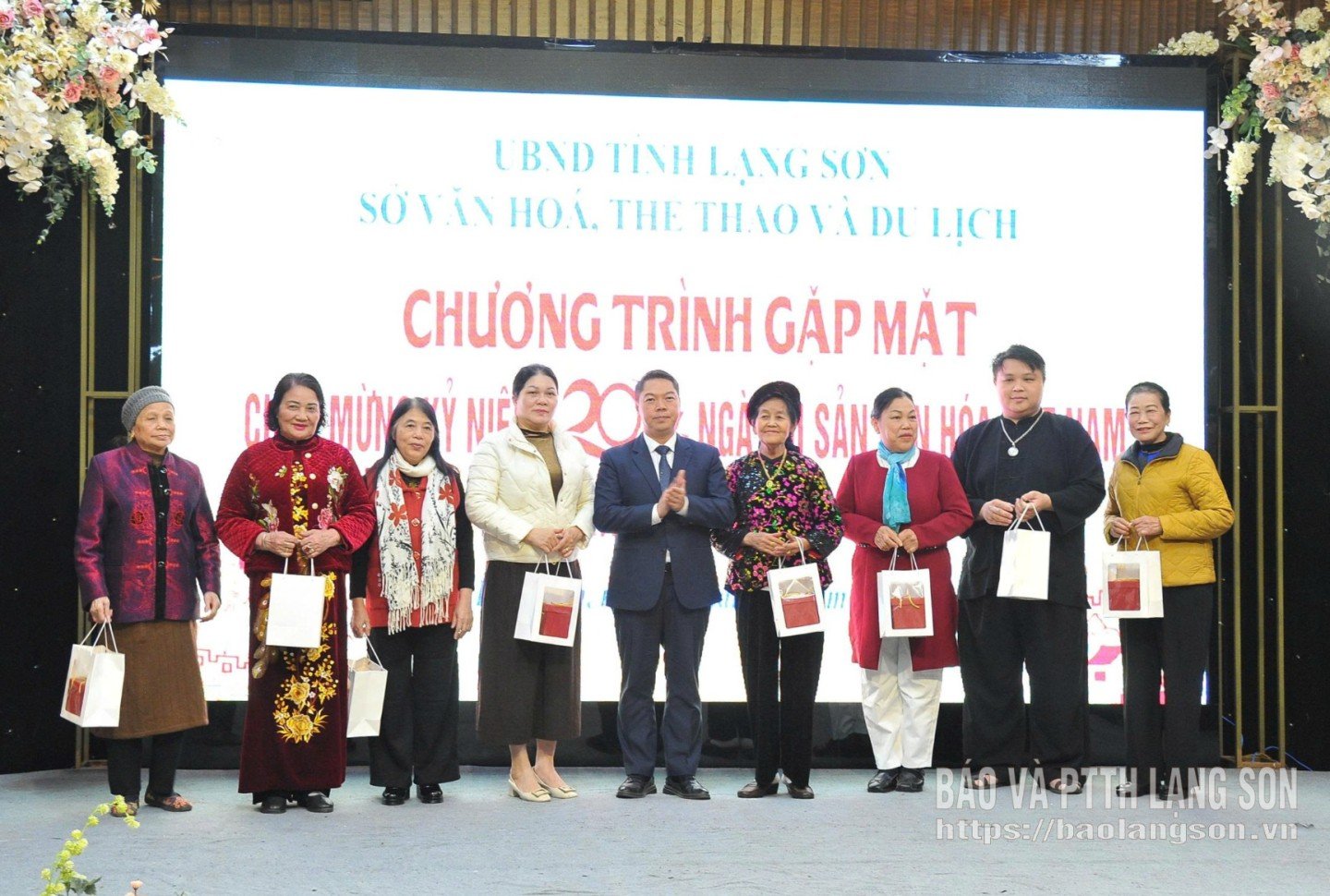 Lãnh đạo UBND tỉnh trao quà tặng các nghệ nhân nhân dân, nghệ nhân ưu tú