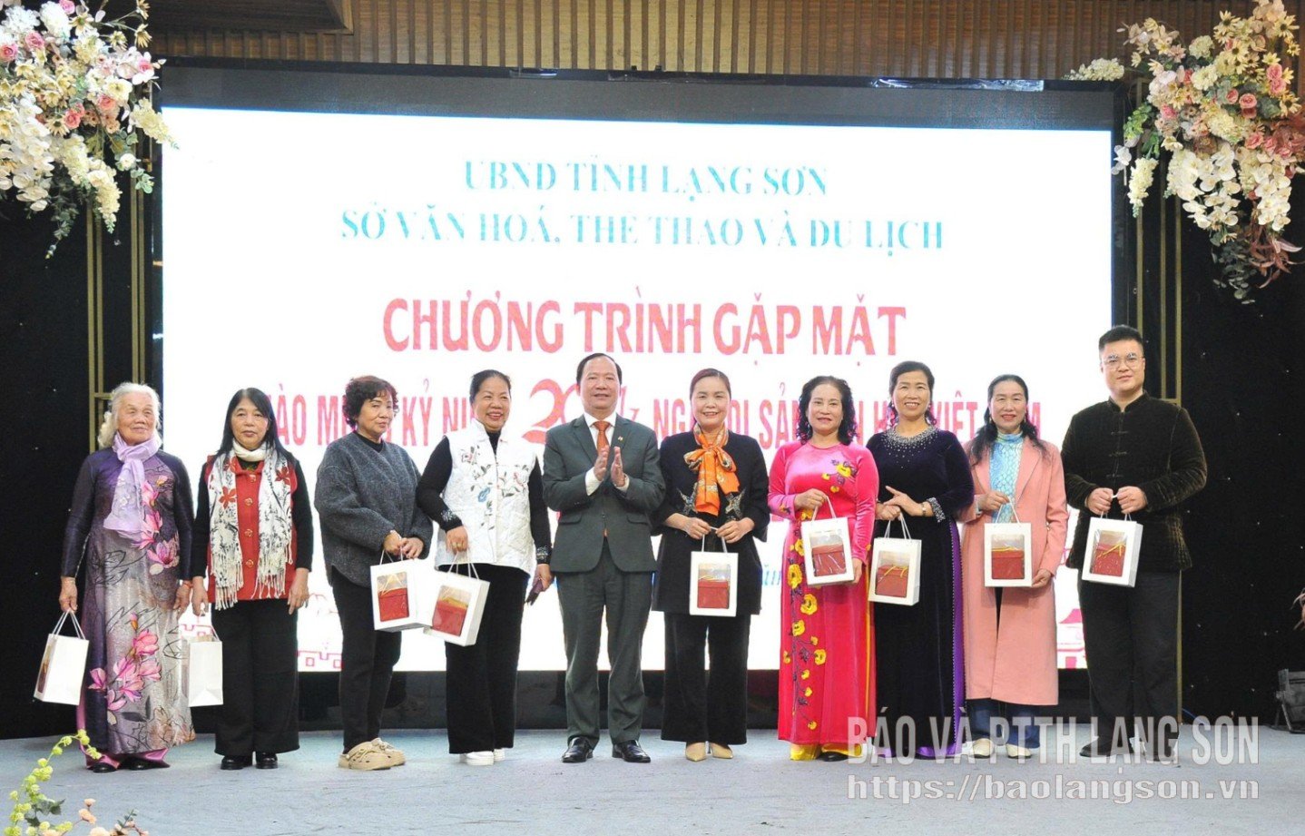 Lãnh đạo Sở Văn hóa, Thể thao và Du lịch tỉnh trao quà tặng đại diện bộ phận thường trực các di tích tiêu biểu