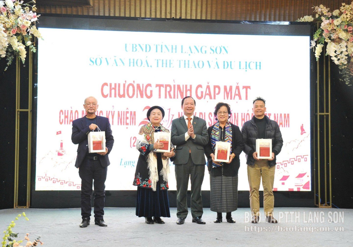 Lãnh đạo Sở Văn hóa, Thể thao và Du lịch tỉnh trao quà tặng các nghệ sỹ nhân dân, nghệ sĩ ưu tú