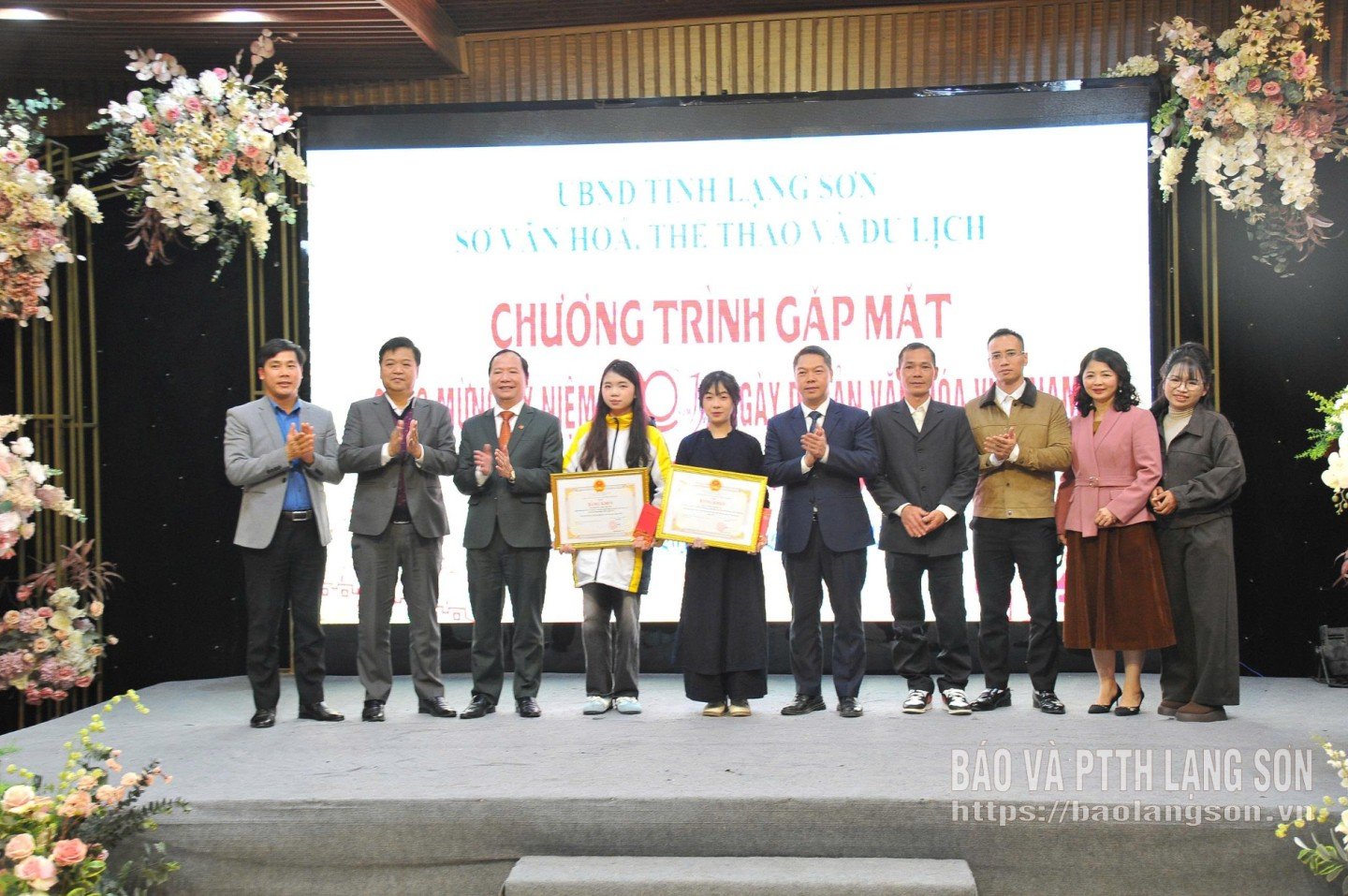 Lãnh đạo UBND tỉnh trao bằng khen cho 2 học sinh có thành tích trong Cuộc thi đại sứ văn hóa đọc năm 2025