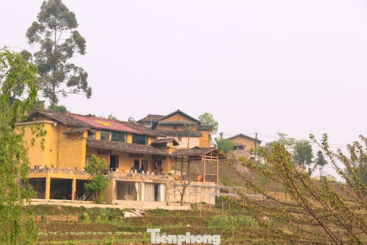 Tipik yin-yang kiremitli çatılı, sıkıştırılmış toprak evlerin bulunduğu Lung Cu komünü, Lo Lo Chai turistik köyünün bir köşesi.
