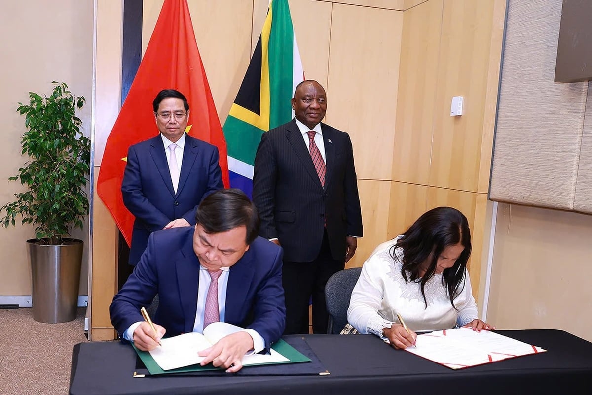 Hai nhà lãnh đạo chứng kiến Lễ ký kết Biên bản ghi nhớ về hợp tác nông nghiệp giữa Bộ Nông nghiệp và Môi trường Việt Nam và Bộ Nông nghiệp Nam Phi. Ảnh: ICD.