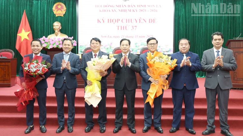 O camarada Hoang Van Nghiem, secretário do Comitê Provincial do Partido em Son La, ofereceu flores para parabenizar os camaradas eleitos pelo Conselho Popular na 37ª sessão.