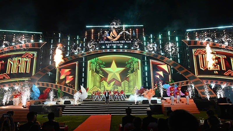 Opening performance of the 24th Vietnam Film Festival. (Photo: QUOC THANH)