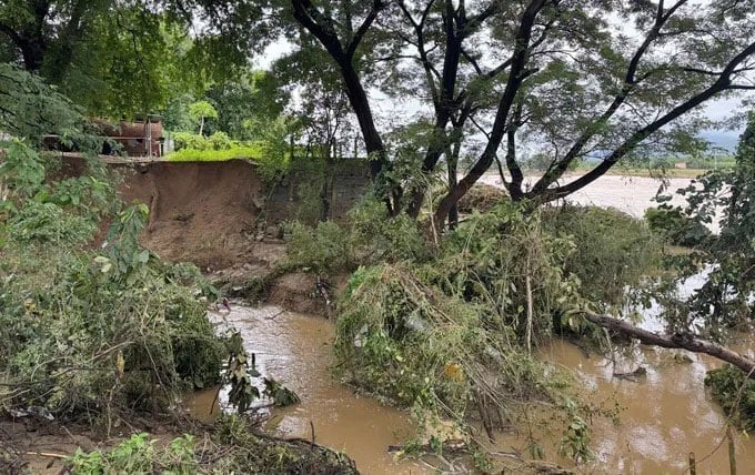Bờ sông Cái Phan Rang đoạn qua thôn Phú Nhuận, xã Mỹ Sơn bị sạt lở nghiêm trọng khoảng 5km. Ảnh: NT.