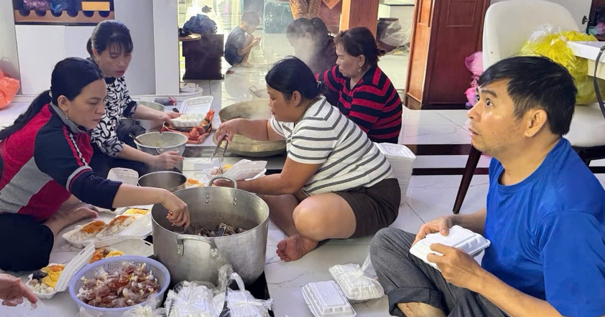 Thầy cô vùng ngập lụt Phú Yên: Ngày 20.11 không hoa, chỉ những nồi cơm nghĩa tình