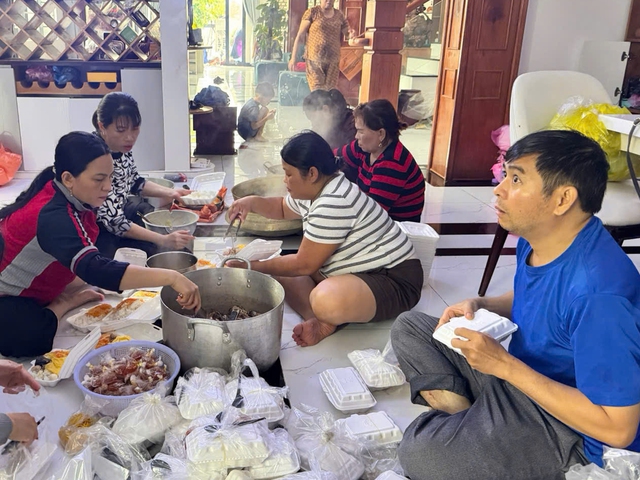 Thầy cô vùng ngập lụt Phú Yên: Ngày 20.11 không hoa, chỉ những nồi cơm nghĩa tình - Ảnh 1.