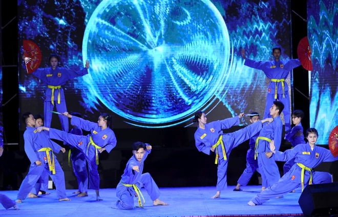 Du khách nước ngoài trầm trồ với màn biểu diễn võ thuật mãn nhãn tại TP.HCM- Ảnh 2.