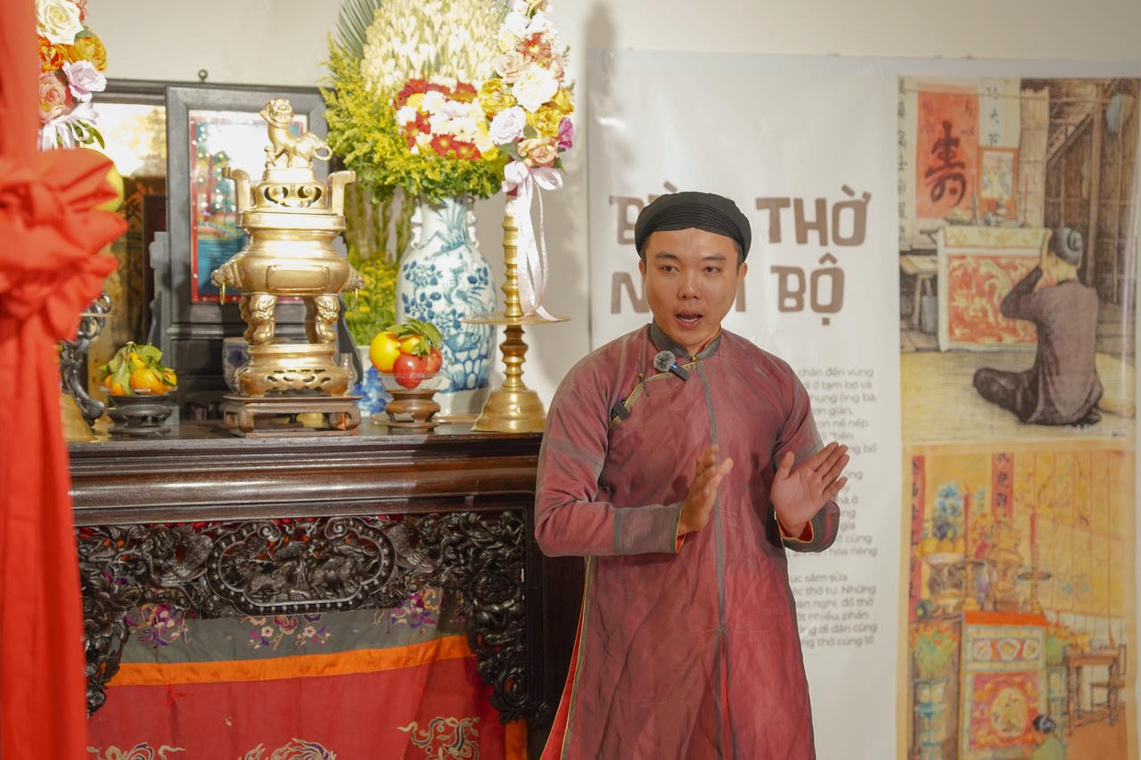 Tuan Nguyen Duy Linh - kolektor lukisan kaca.