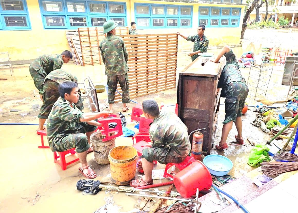 Cán bộ, chiến sĩ Sư đoàn 2 (Quân khu 5) xung kích “dọn lũ”