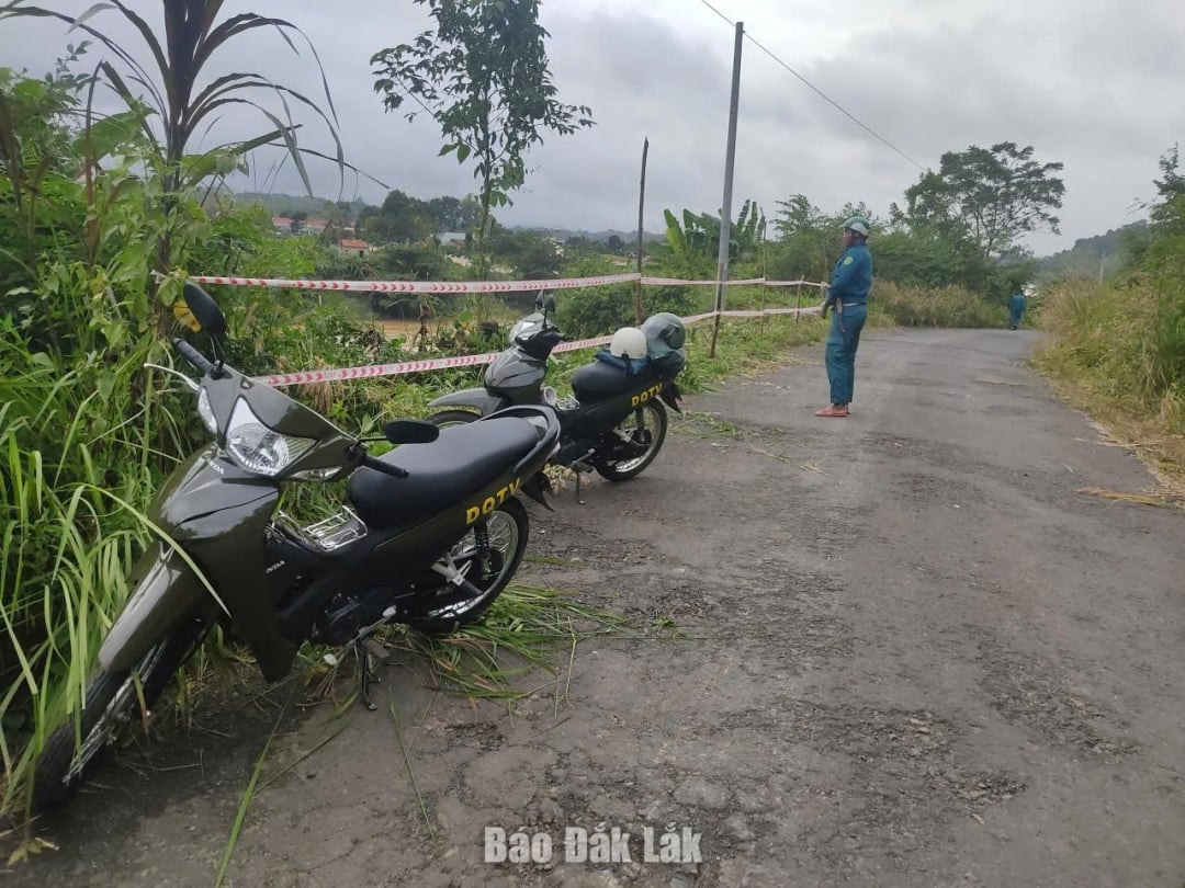 Nam Ka kommune hengte varseltau på den jordrasrammede veien.