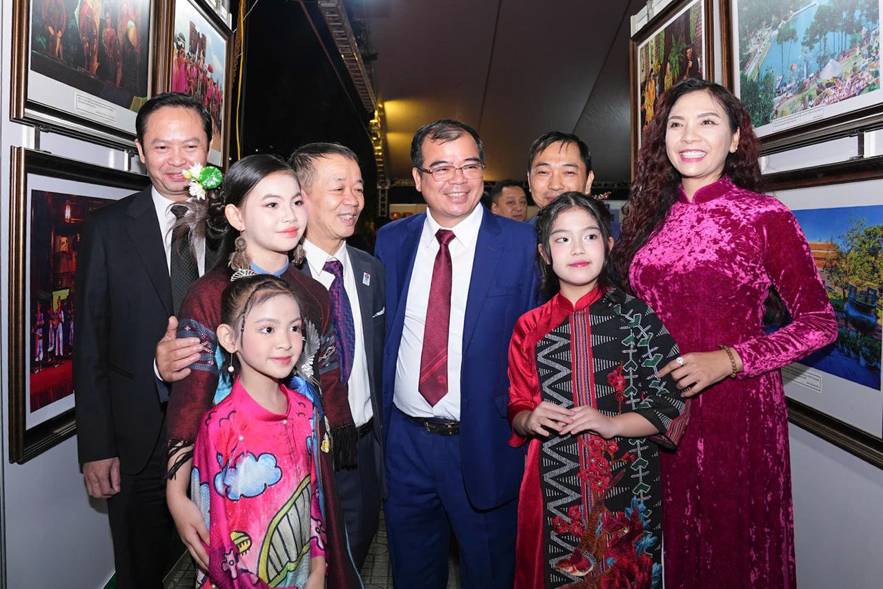 O vice-presidente do Comitê Popular da cidade de Hai Phong, Nguyen Minh Hung, esteve presente na exposição.