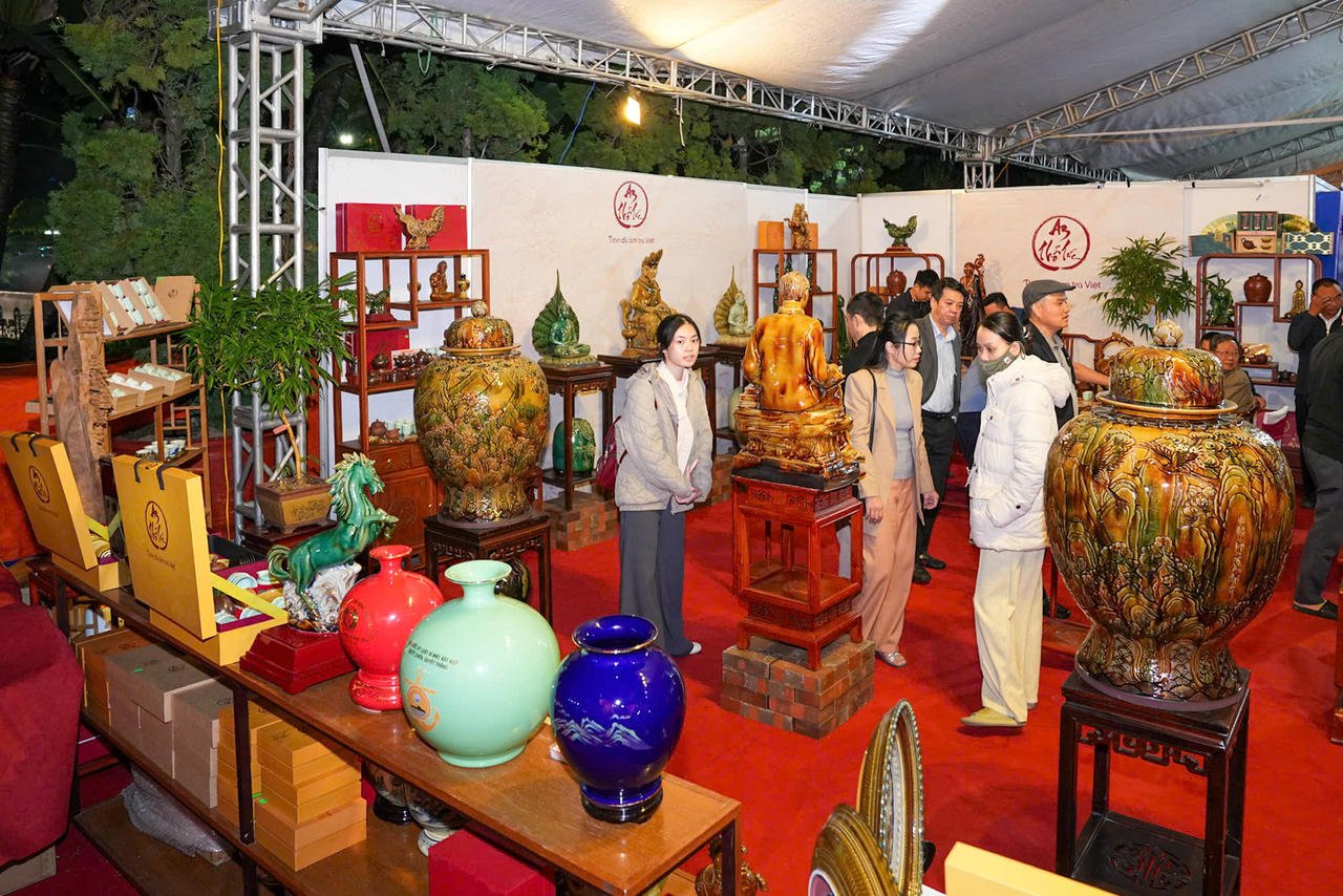 Estandes de artesanato participantes da exposição.