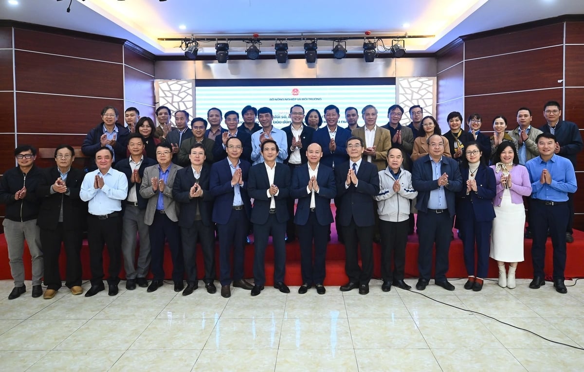 الوفود المشاركة في المنتدى بعد ظهر يوم 21 نوفمبر. تصوير: تونغ دينه. Các đại biểu tham gia diễn đàn chiều 21/11. Ảnh: Tùng Đinh.