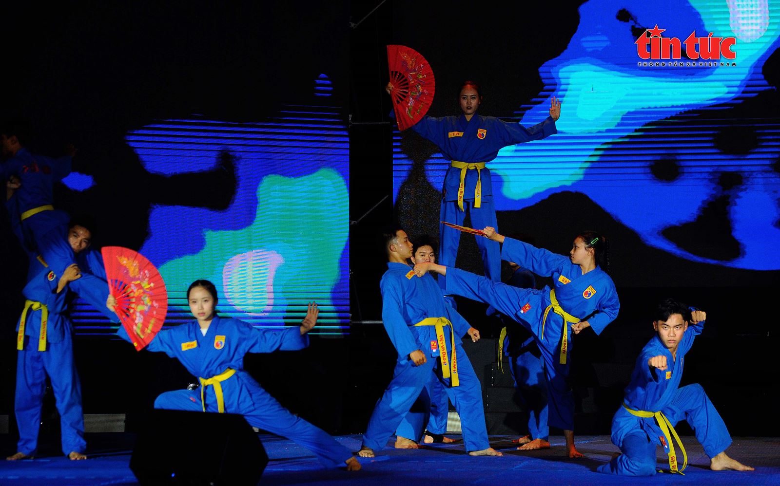 ຄຳບັນຍາຍຮູບ