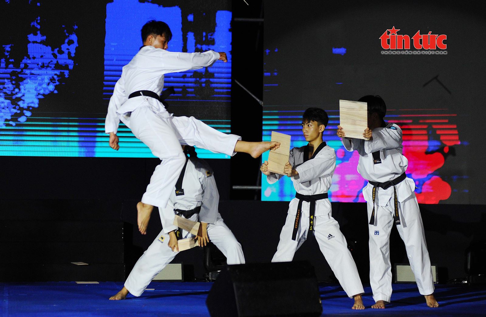 ຄຳບັນຍາຍຮູບ