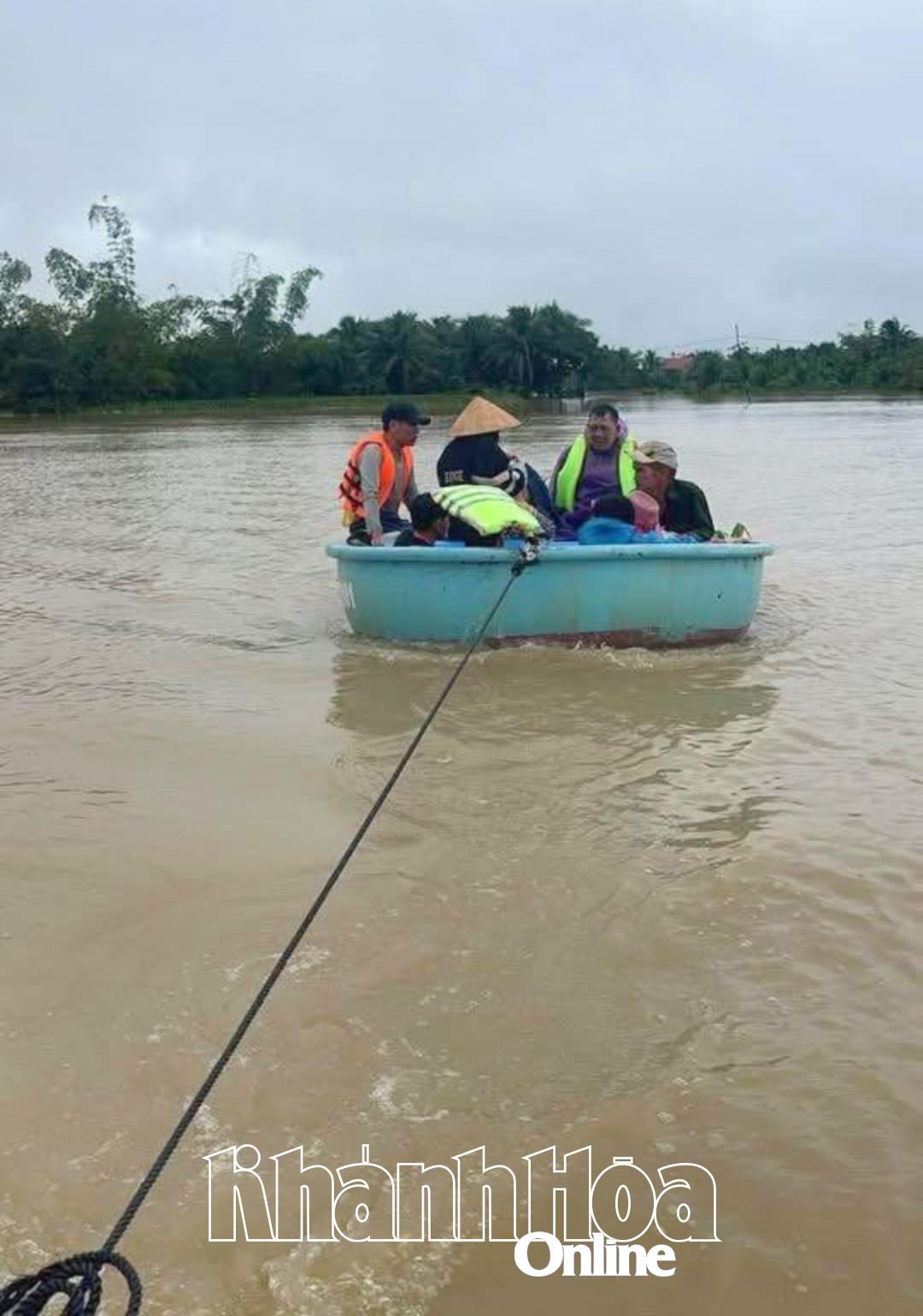 Folk ble kontaktet av et team med kurvbåter og ført ut av det dypt oversvømte området.