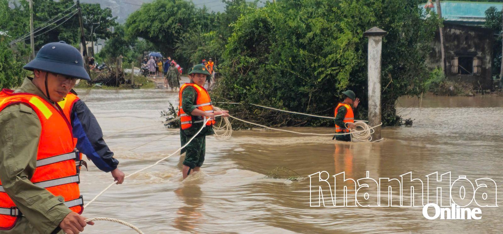 Đồn Biên phòng Cam Ranh kịp thời hỗ trợ bà con vùng lũ phường Ba Ngòi