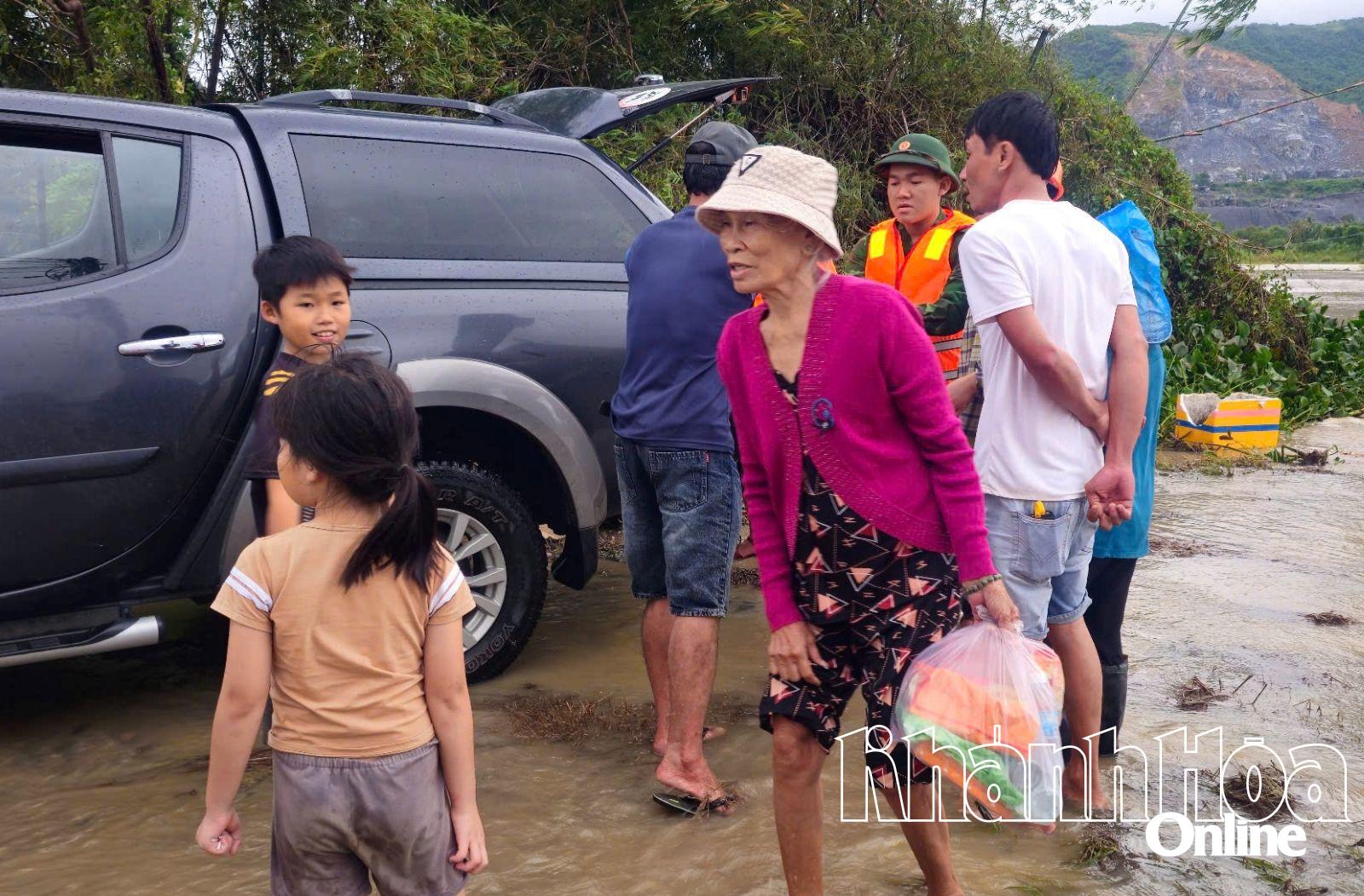 Фрукти доставили людям.
