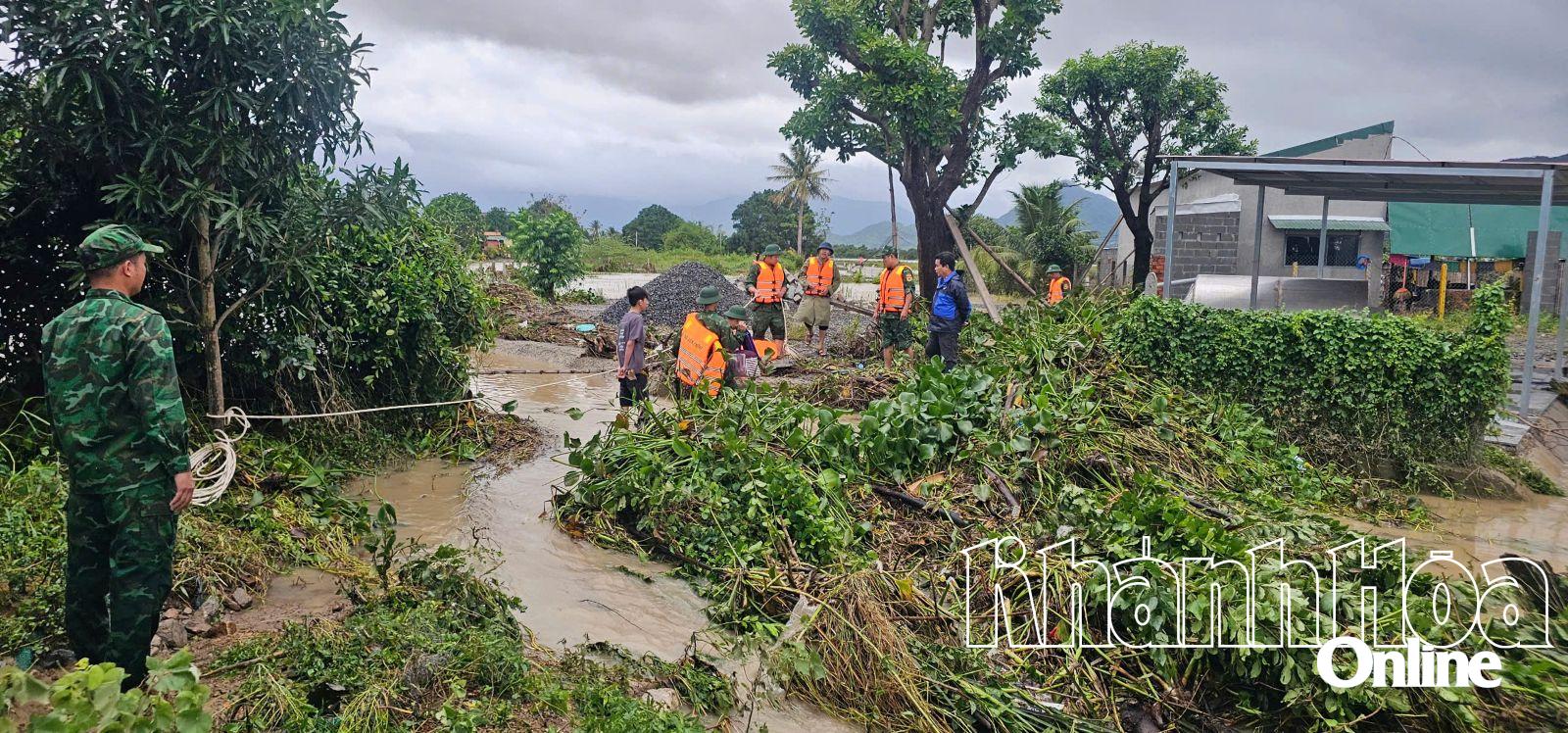 Робоча група перетнула територію, яка була сильно затоплена через сильні дощі та повені, щоб наблизитися до одного домогосподарства.