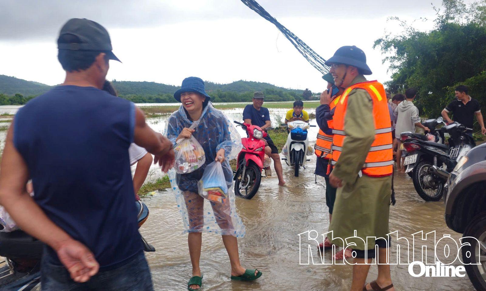 Місцеві жителі були раді отримати цінні подарунки.