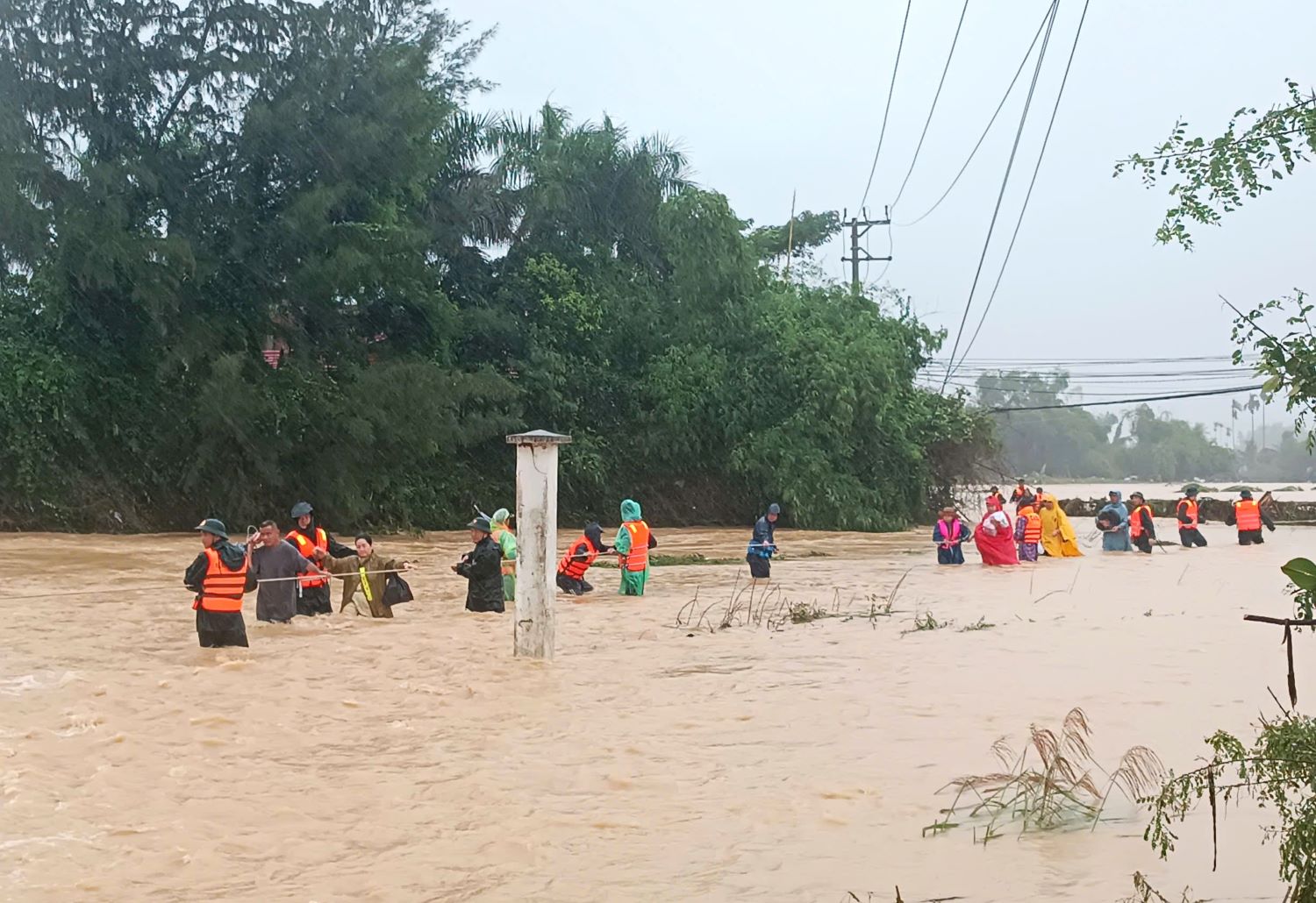 Bộ đội Biên phòng tỉnh Khánh Hòa dầm mình trong lũ đưa dân đến nơi an toàn