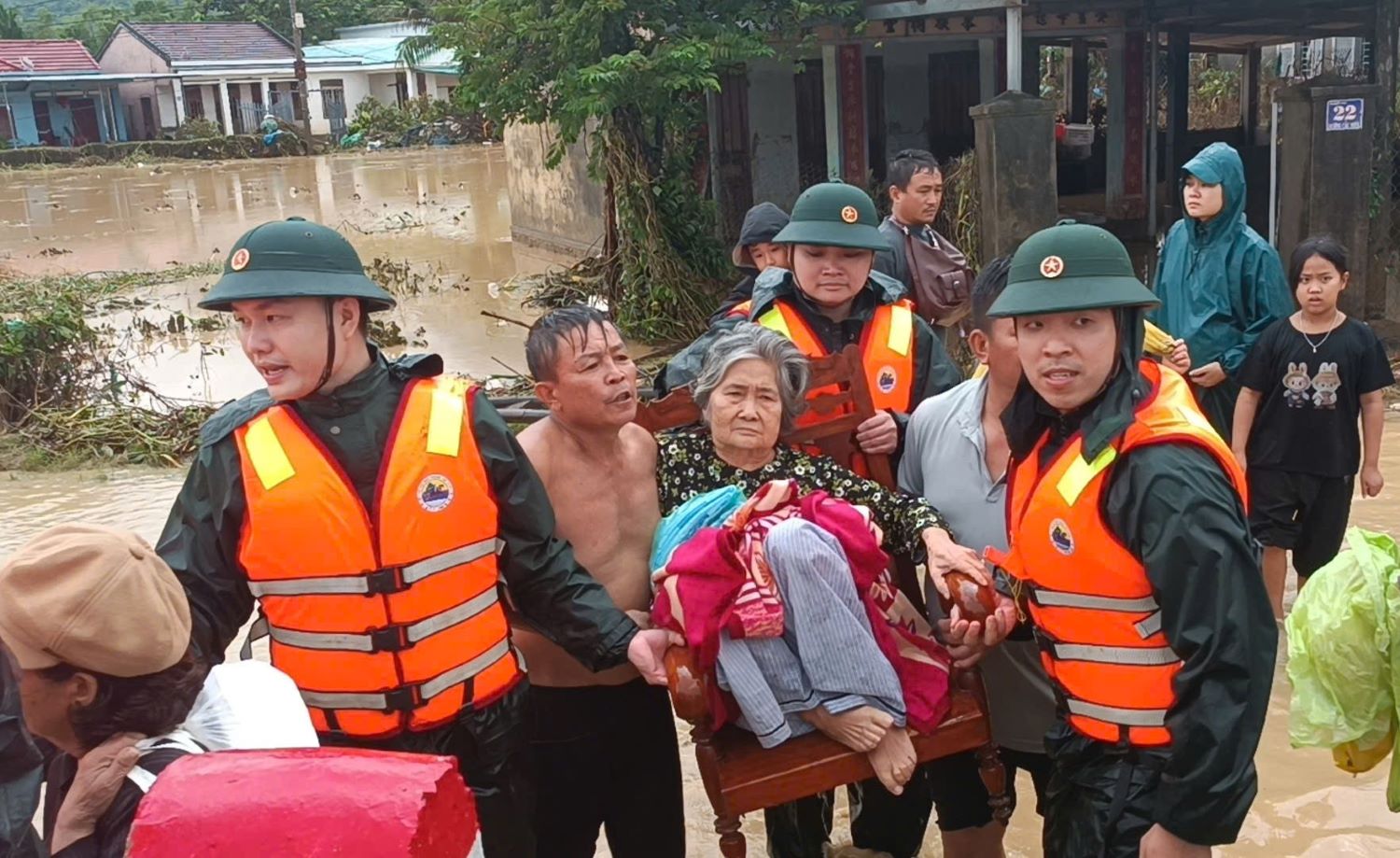 មន្ត្រី​ឆ្មាំ​ការពារ​ព្រំដែន​ខេត្ត​ជម្លៀស​ប្រជាជន​ឃុំ​ឌៀន​ឌៀន ចេញ​ពី​តំបន់​ទឹក​ជំនន់។