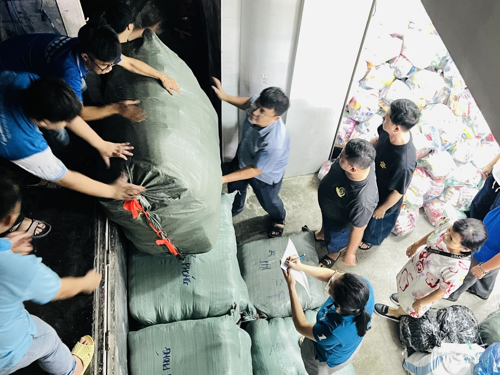 TP Hồ Chí Minh vận chuyển gấp 15 tấn nhu yếu phẩm đến Khánh Hòa trong đêm 21/11