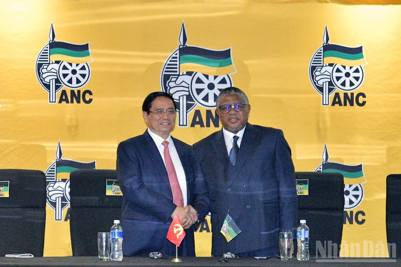 นายกรัฐมนตรีฝ่าม มินห์ จิญ และเลขาธิการพรรคคองเกรสแห่งชาติแอฟริกา (ANC) ฟิกิเล มบาลูลา (ภาพ: ทันห์ ซาง)