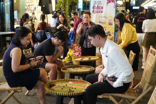 TP.HCM thử nghiệm 'Ngày hội sách và văn hóa đêm' tại đường sách- Ảnh 5.