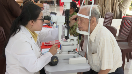 Hơn 200 người dân được khám mắt miễn phí