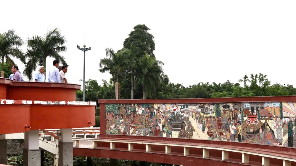 Restauração da pintura monumental no Parque Monumental de Long An