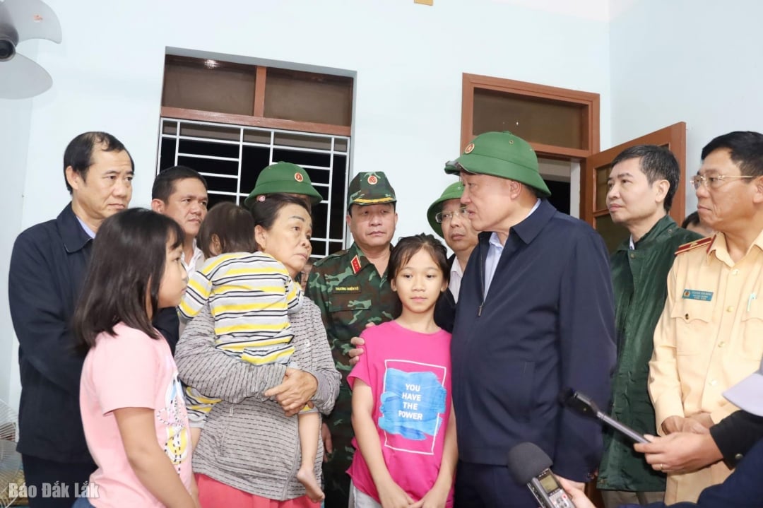 Phó Thủ tướng Thường trực Chính phủ Nguyễn Hòa Bình thăm, động viên người dân vùng lũ tại phường Đông Hòa