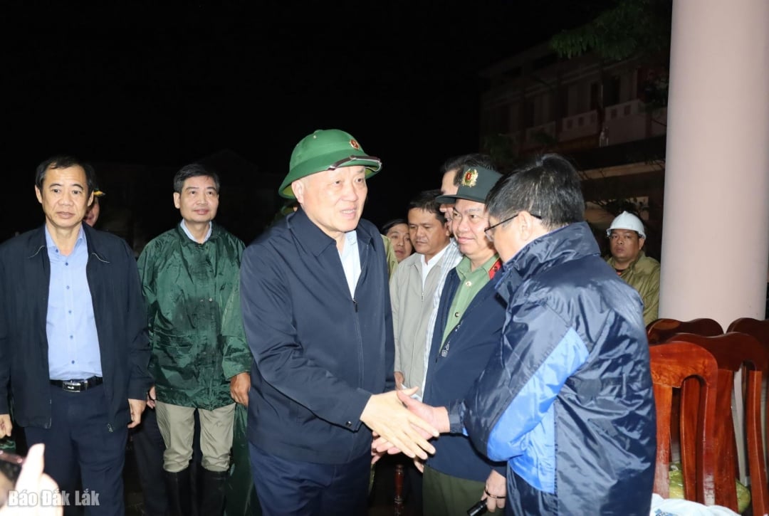 Comrade Nguyen Hoa Binh, Politburo member, Permanent Deputy Prime Minister met with officials of Dong Hoa ward