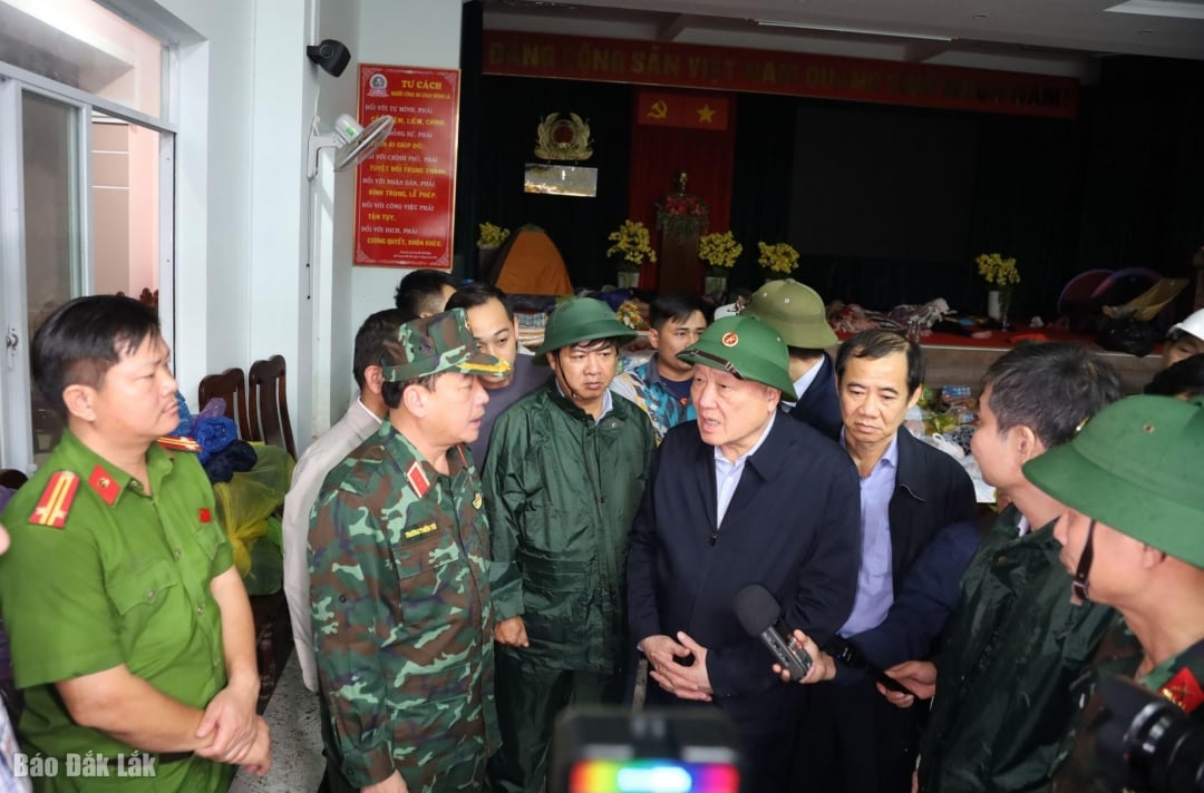 Comrade Nguyen Hoa Binh, Politburo member, Permanent Deputy Prime Minister met and encouraged officers and soldiers on duty on site.