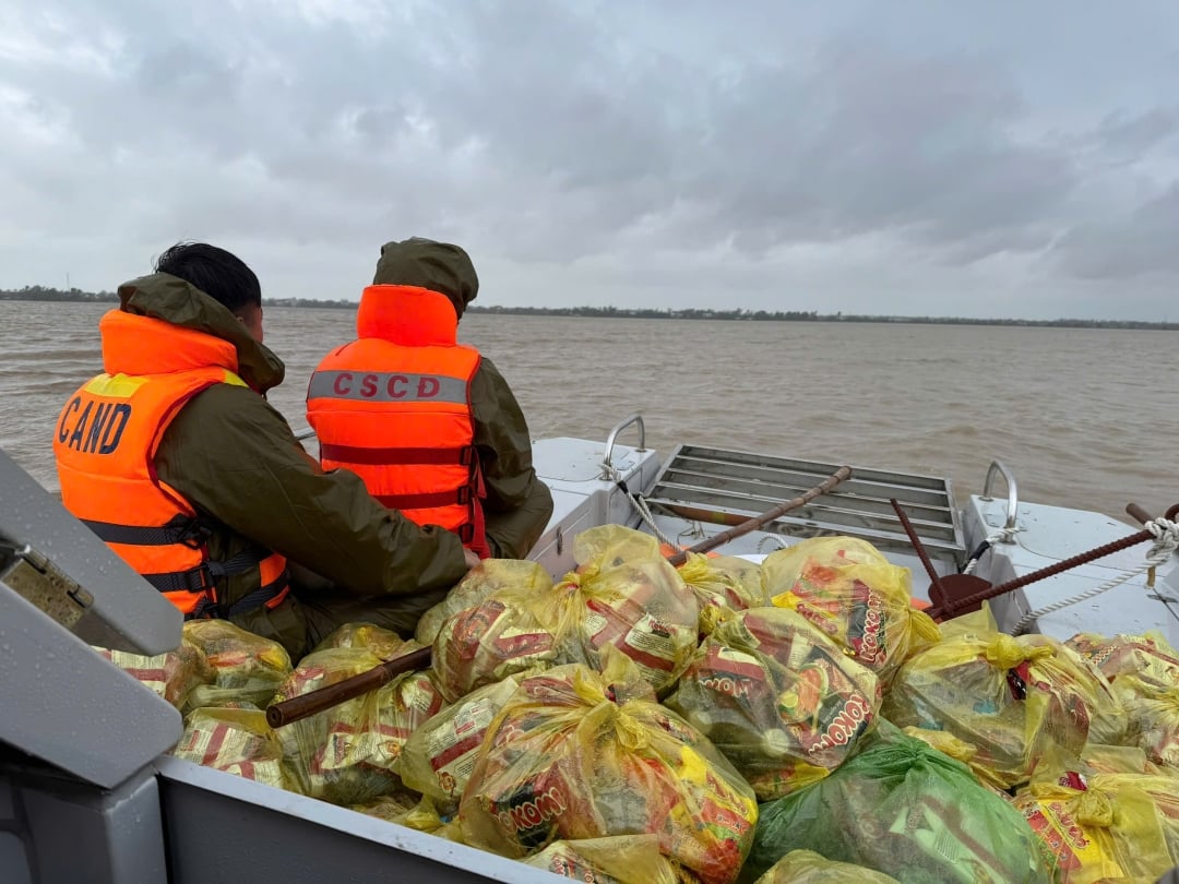 Hỗ trợ nhu yếu phẩm khẩn cấp cho nhân dân Đắk Lắk bị ảnh hưởng mưa lũ