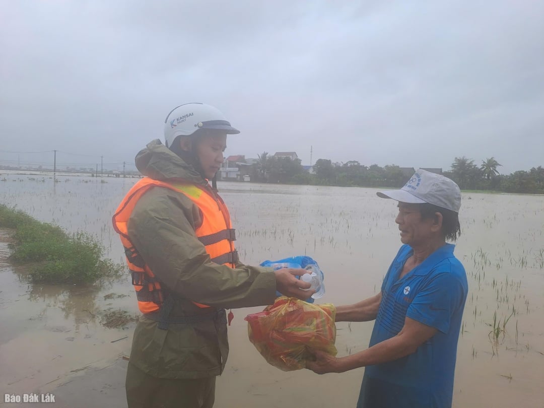 Mat og vann leveres til folk i oversvømte områder.