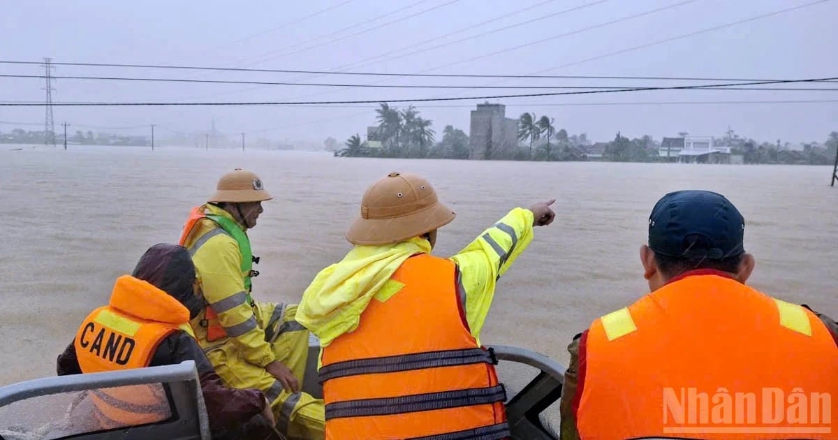 Công an tỉnh Lâm Đồng ứng cứu người dân vùng lũ Đắk...