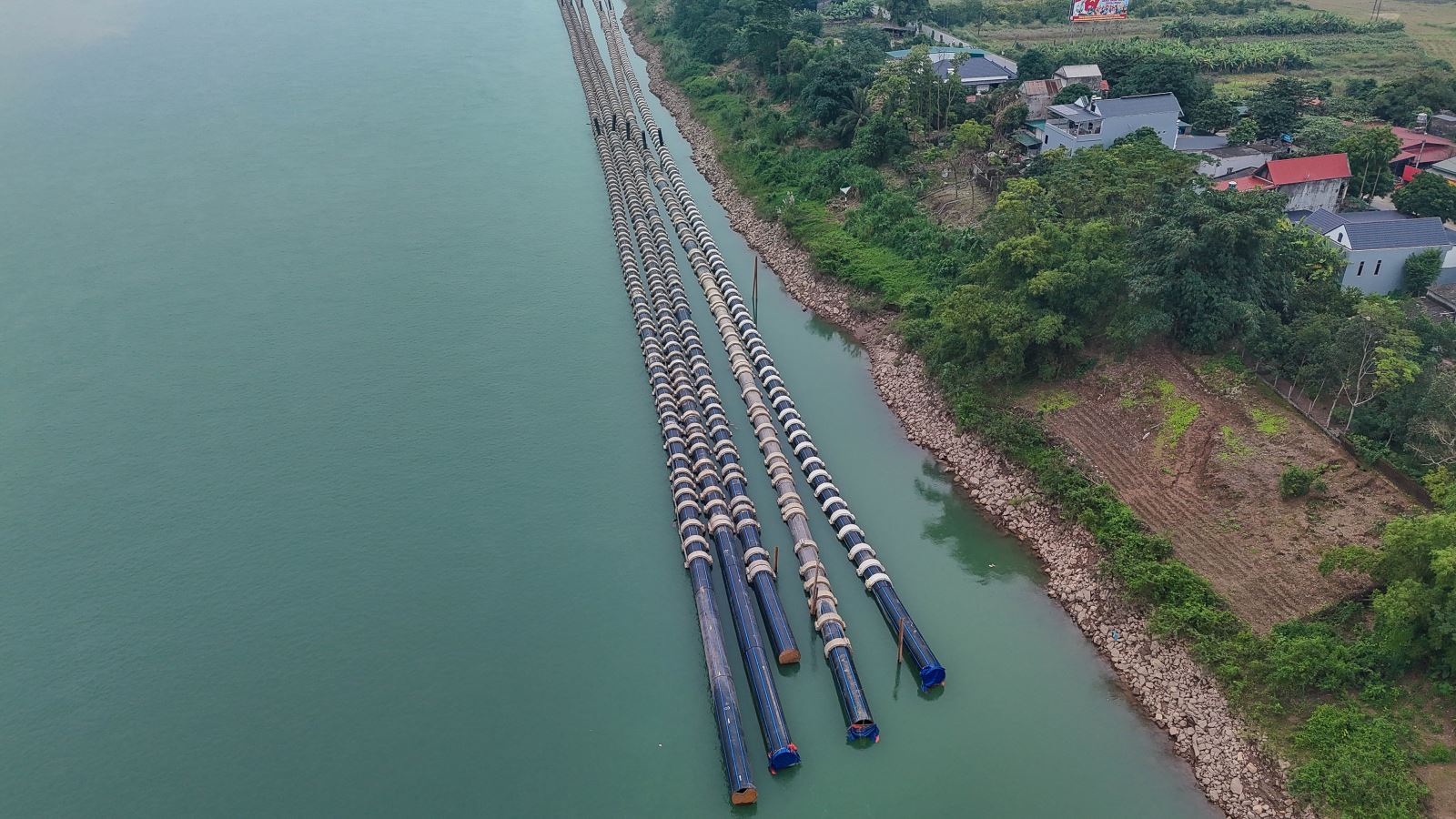 Cận cảnh đường ống dẫn nước khổng lồ từ sông Đà về nhà máy cấp nước sạch cho Hà Nội