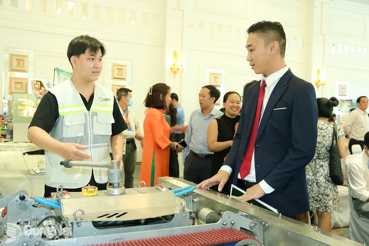 Bedrijven verwachten dat veranderingen in beleid en wetgeving op het gebied van investeringen en zakendoen opener en gunstiger zullen zijn. Illustratie: Vuong The