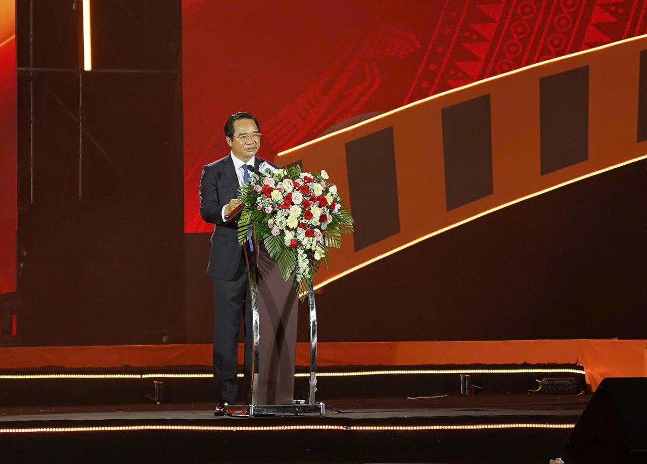 ທ່ານ​ປະ​ທານ​ຄະ​ນະ​ກຳ​ມະ​ການ​ປະ​ຊາ​ຊົນ​ນະ​ຄອນ​ໂຮ່​ຈິ​ມິນ ຫງວຽນ​ວັນ​ດຶກ ກ່າວ​ຄຳ​ເຫັນ​ທີ່​ພິ​ທີ​ເປີດ​.