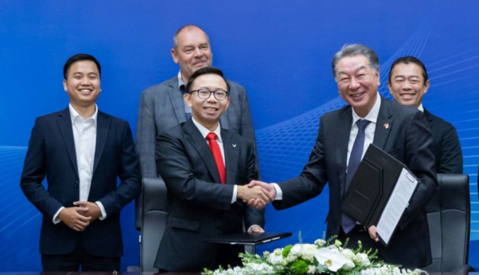 Dhr. Pham Nhat Quan Anh, staand op de eerste rij links. Foto: VIC