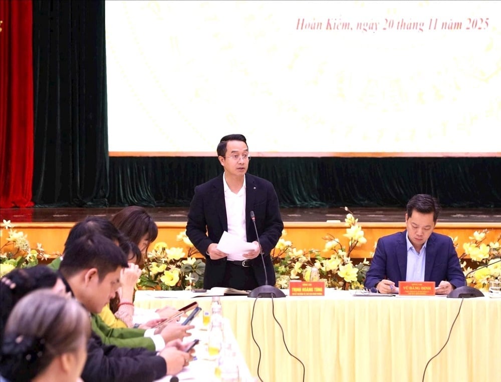 Chủ tịch UBND phường Hoàn Kiếm Trịnh Hoàng Tùng trao đổi về một số vấn đề thuộc thẩm quyền của UBND phường. Ảnh: Lê Hải.