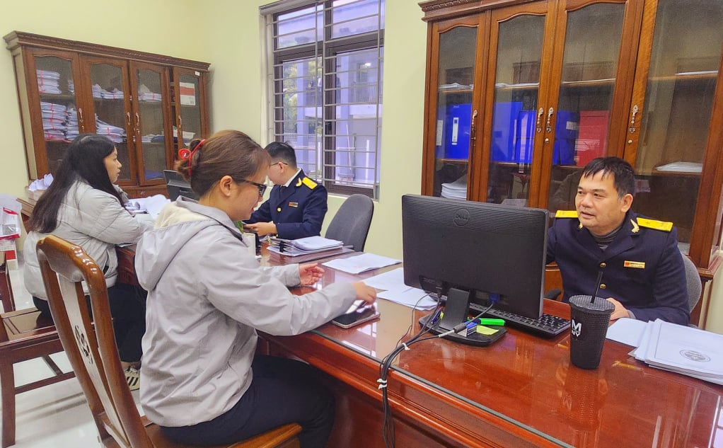 Công chức ngành Thuế hướng dẫn người dân kê khai nộp thuế vào ngân sách nhà nước.