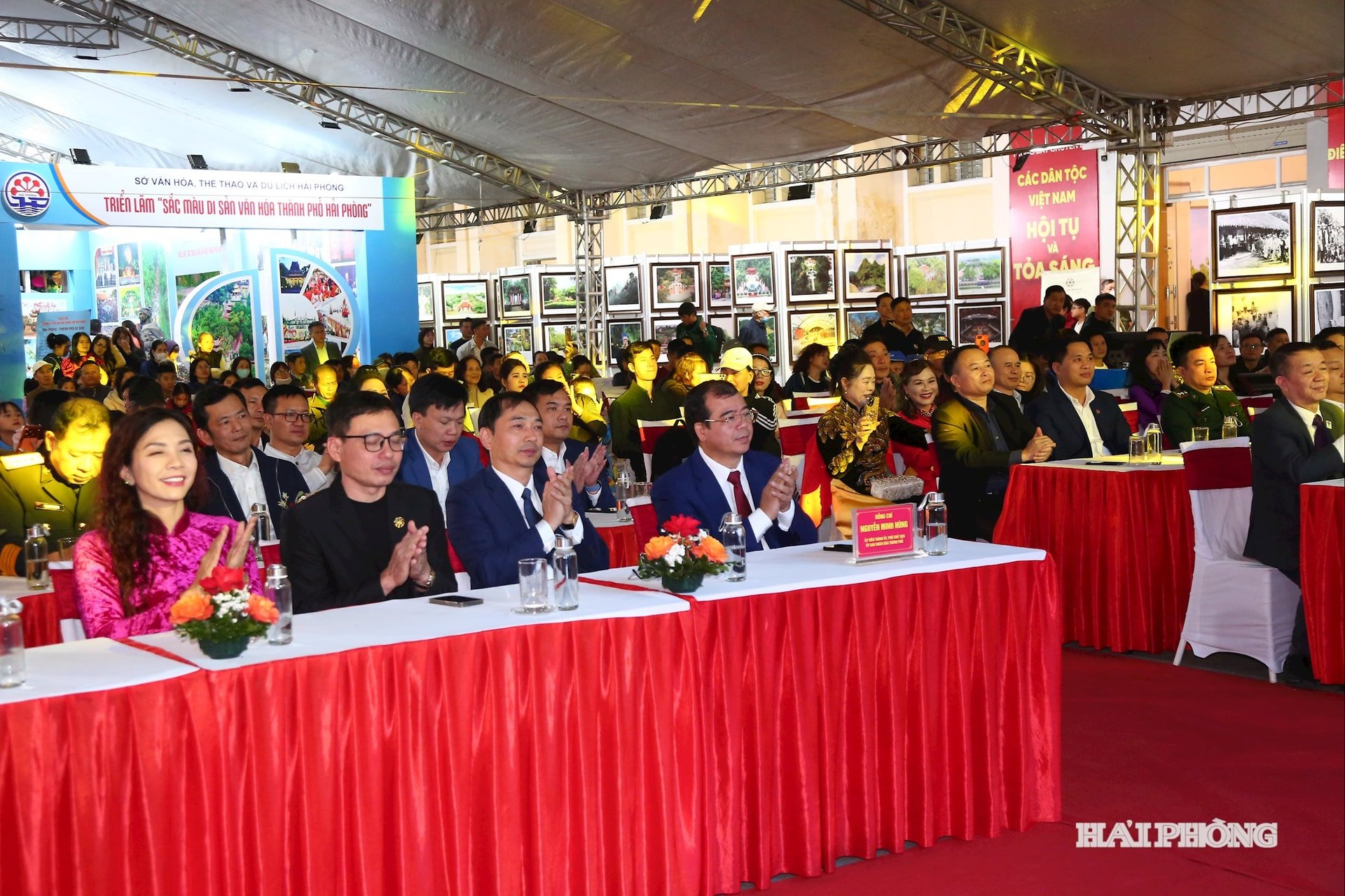 Đồng chí Nguyễn Minh Hùng, Phó chủ tịch UBND thành phố cùng các lãnh đạo Bộ, Ban, Ngành tới dự