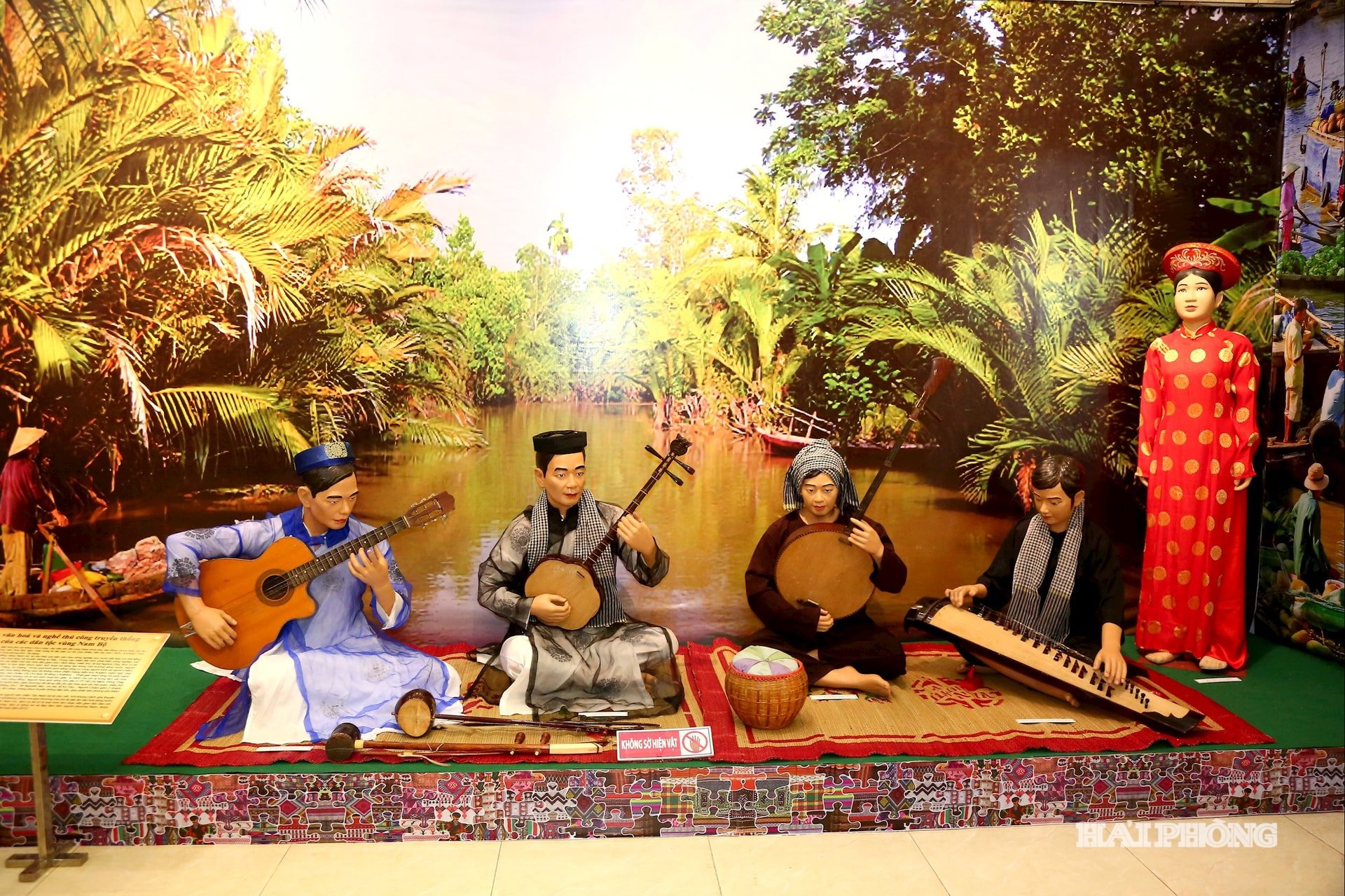 Mô phỏng các trang phục của dân tộc vùng Nam Trung Bộ